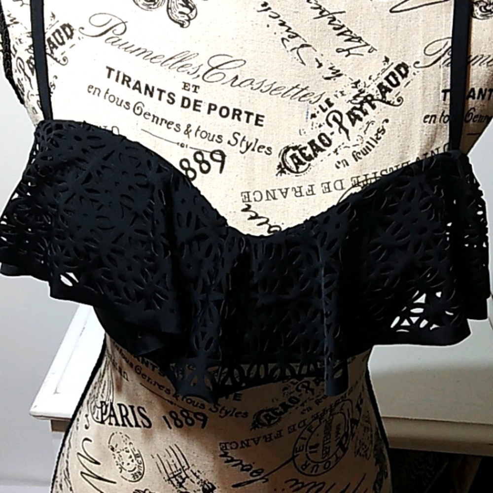 Collections by Catalina black flounce bikini top sz m 8-10 EUC - Wore once